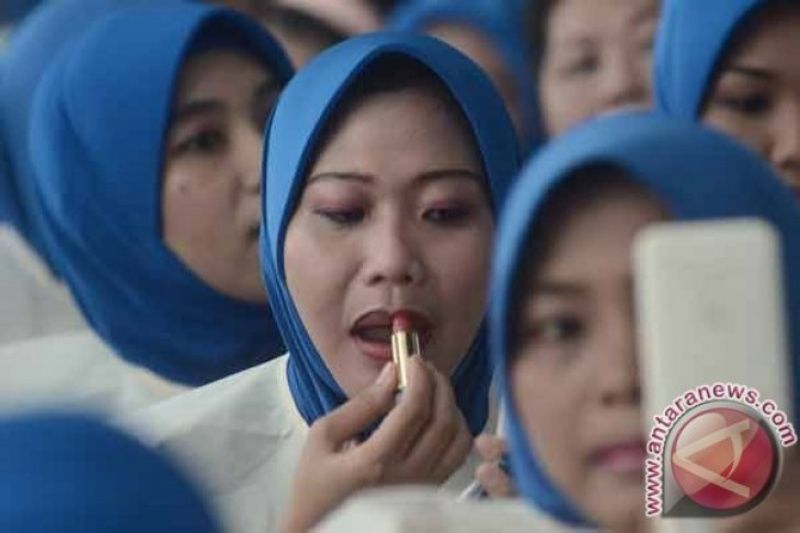 Seiring dengan perkembangan zaman, tren lipstik yang ditawarkan semakin beragam mulai dari ragam jenis seperti Matte dan Glossy, komponen yang dimiliki produk agar lebih tahan atau tidak berpindah saat sedang makan dan minum, hingga variasi pilihan warna. (Foto: Antaranews.com)