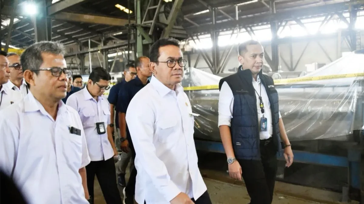 Menteri Perdagangan (Mendag) Budi Santoso saat memimpin ekspos baja lembaran lapis seng di Gudang Produsen, Cikarang, Bekasi, Jawa Barat. (Foto/ANTARA)