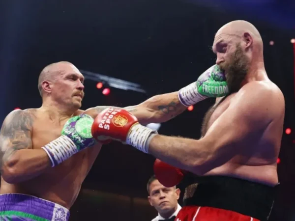 Oleksandr Usyk layangkan jab kirinya ke Tyson Fury. (foto/ANTARA)