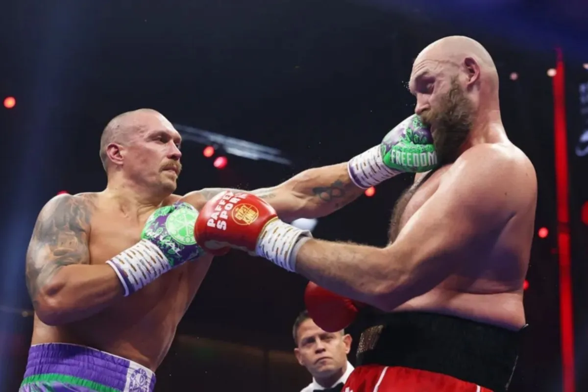 Oleksandr Usyk layangkan jab kirinya ke Tyson Fury. (foto/ANTARA)