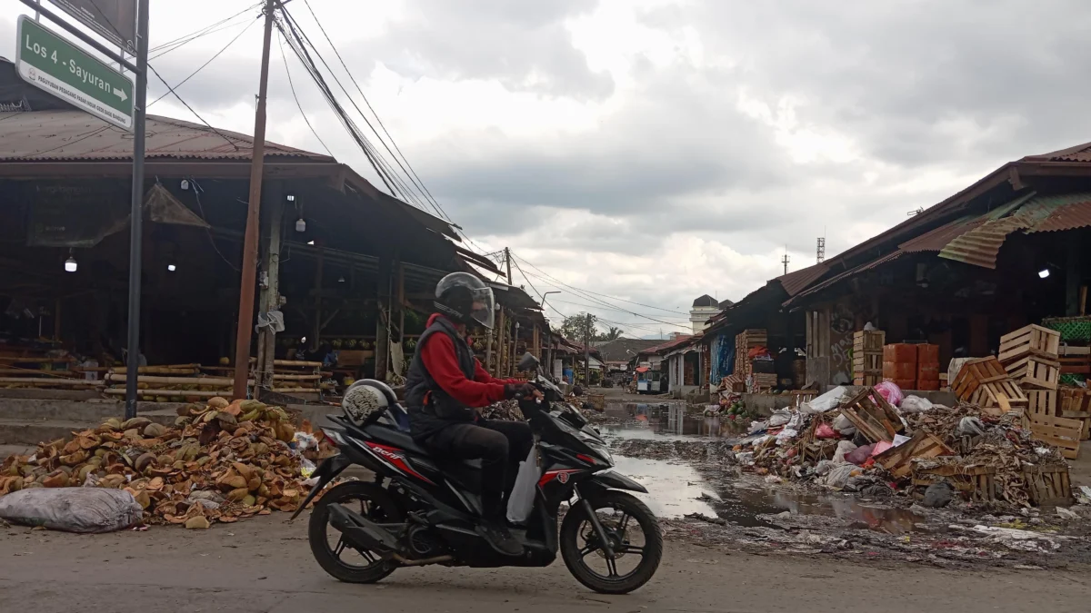 Pedagang Pasar Gedebage Kota Bandung bersama mahasiswa akan menggelar aksi protes dengan membuang sampah di kantor Perumda Pasar dan DLHK