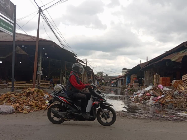 Pedagang Pasar Gedebage Kota Bandung bersama mahasiswa akan menggelar aksi protes dengan membuang sampah di kantor Perumda Pasar dan DLHK