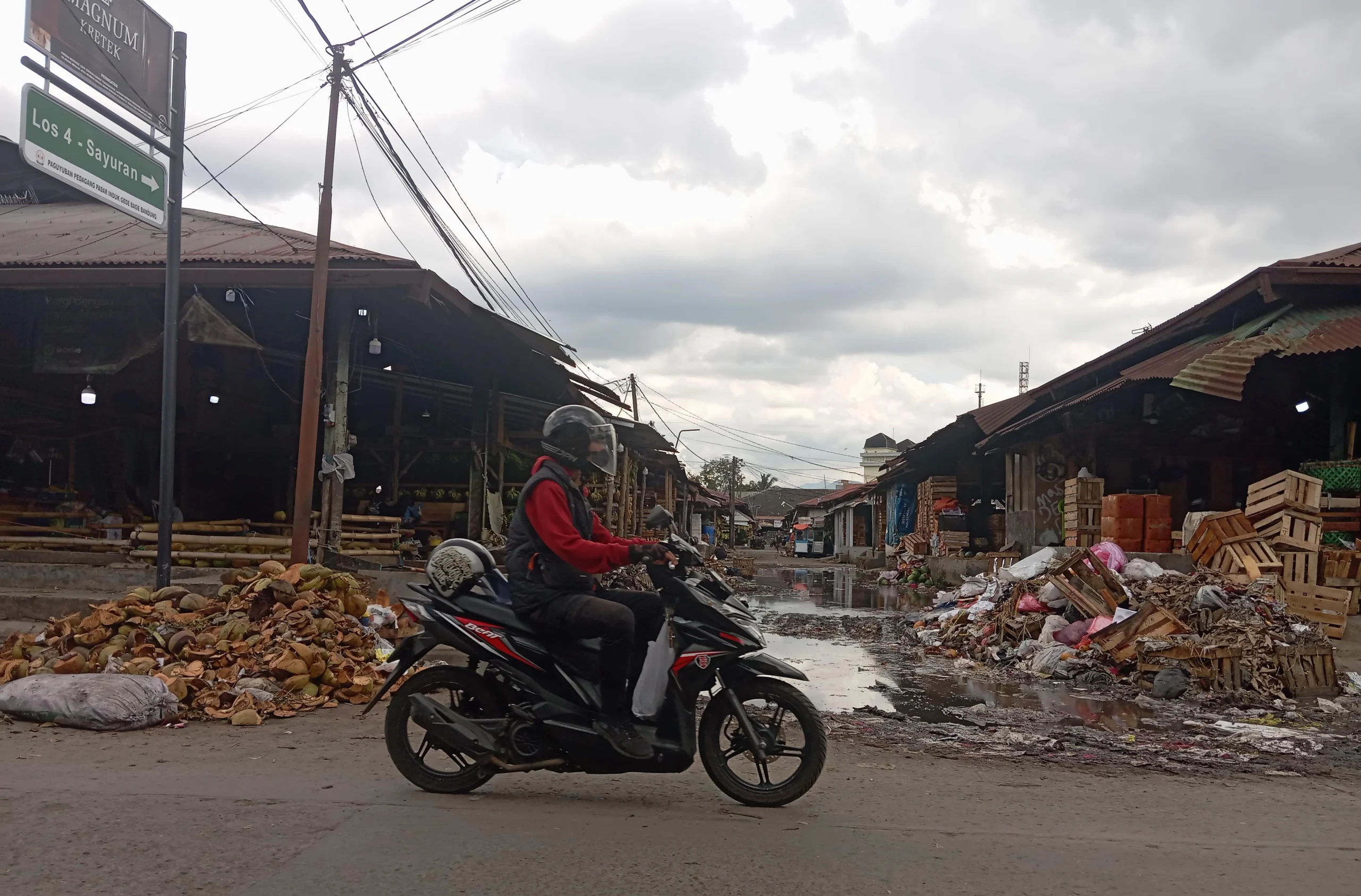 Pedagang Pasar Gedebage Kota Bandung bersama mahasiswa akan menggelar aksi protes dengan membuang sampah di kantor Perumda Pasar dan DLHK