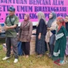 Penyaluran bantuan untuk korban terdampak bencana di Kecamatan Pabuaran, Kabupaten Sukabumi, Jabar. (ANTARA/ Aditya A Rohman)