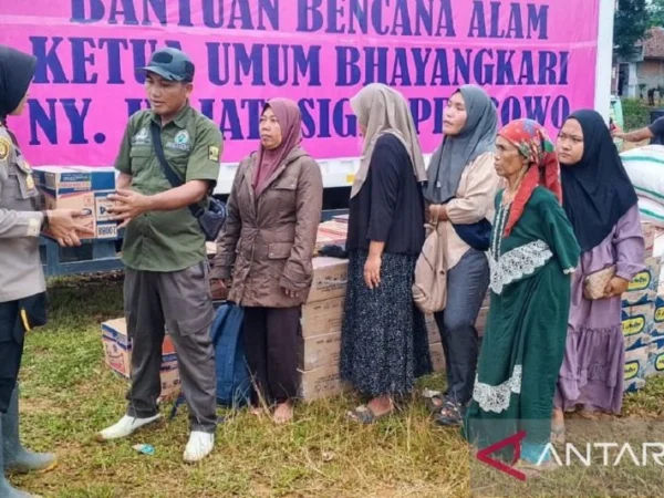 Penyaluran bantuan untuk korban terdampak bencana di Kecamatan Pabuaran, Kabupaten Sukabumi, Jabar. (ANTARA/ Aditya A Rohman)