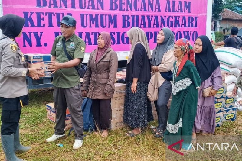 Penyaluran bantuan untuk korban terdampak bencana di Kecamatan Pabuaran, Kabupaten Sukabumi, Jabar. (ANTARA/ Aditya A Rohman)