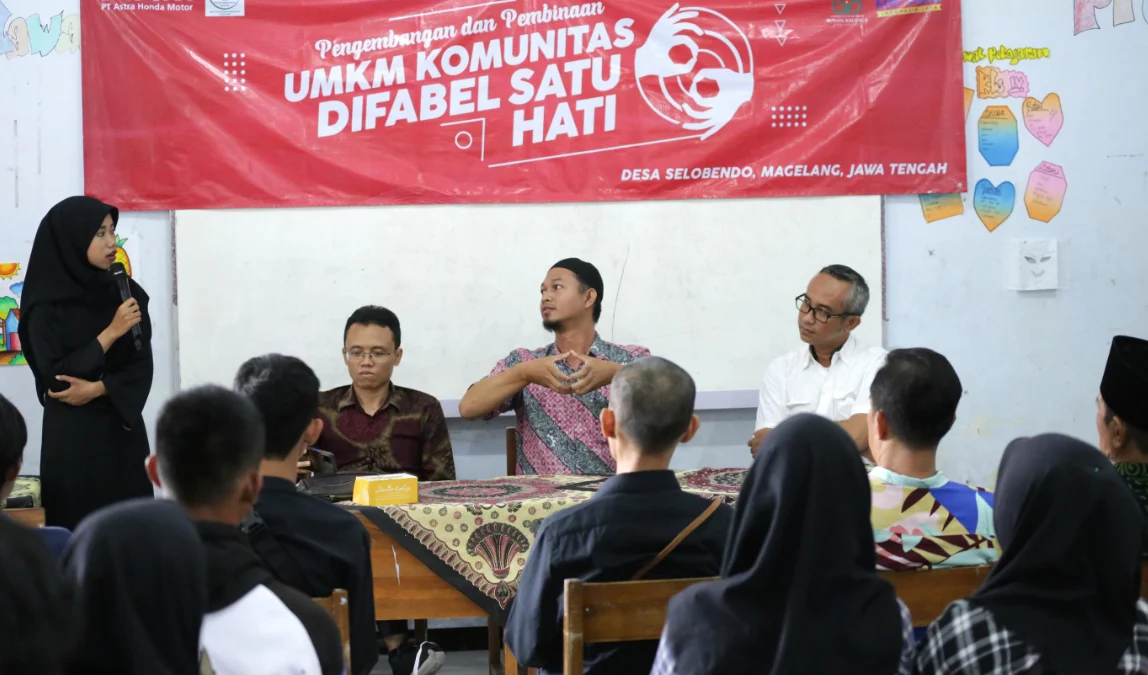 Penggerak UMKM Difabel & Peternak Kambing Ashar Imamudin Rois (Tengah) dan Ketua LPPM UIN Sunan Kalijaga Yogyakarta Dr. Abdul Qoyum, S.E.I., M.Sc.Fin. menemani General Manager Corporate Communication AHM Ahmad Muhibbiddin saat berkunjung ke peternakan yang akan dikembangkan oleh peserta UMKM Komunitas Difabel Satu Hati.