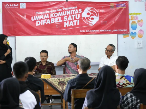 Penggerak UMKM Difabel & Peternak Kambing Ashar Imamudin Rois (Tengah) dan Ketua LPPM UIN Sunan Kalijaga Yogyakarta Dr. Abdul Qoyum, S.E.I., M.Sc.Fin. menemani General Manager Corporate Communication AHM Ahmad Muhibbiddin saat berkunjung ke peternakan yang akan dikembangkan oleh peserta UMKM Komunitas Difabel Satu Hati.