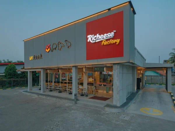 Salah satu restoran lokal Richeese Factory dinobatkan sebagai makanan cepat saji atau fast food paling favorit menurut hasil survei Jakpat.