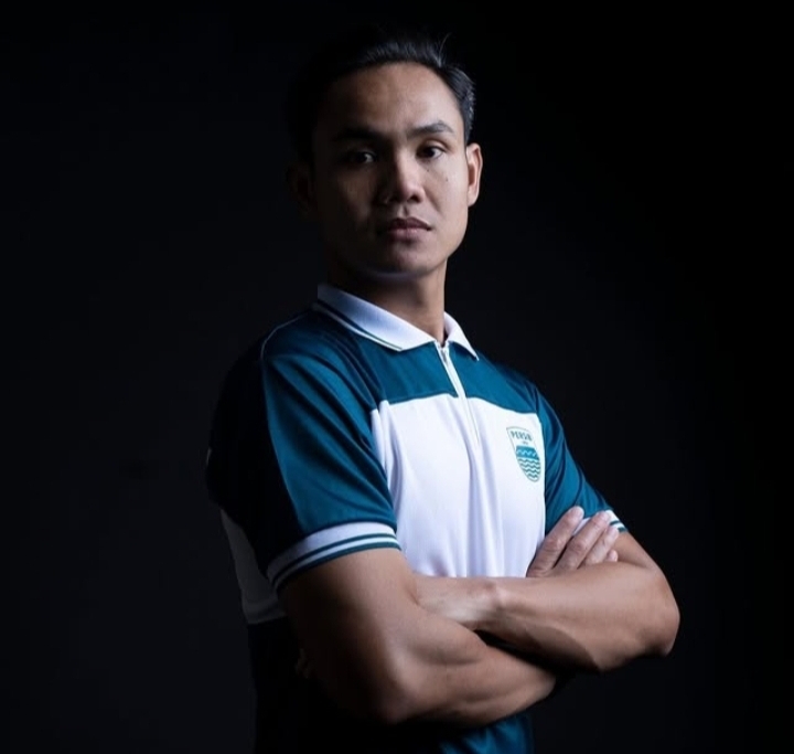 Benidektus official Persib yang kena bogem mentah suporter Persis/