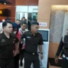 Seorang ASN dari  Satpol PP dan Pemadam Kebakaran Kota Cimahi berinisial R ditetapkan sebagai tersangka dalam kasus tindak korupsi.