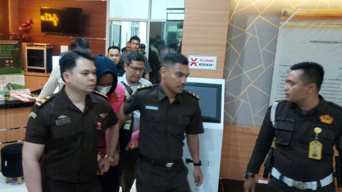 Seorang ASN dari  Satpol PP dan Pemadam Kebakaran Kota Cimahi berinisial R ditetapkan sebagai tersangka dalam kasus tindak korupsi.