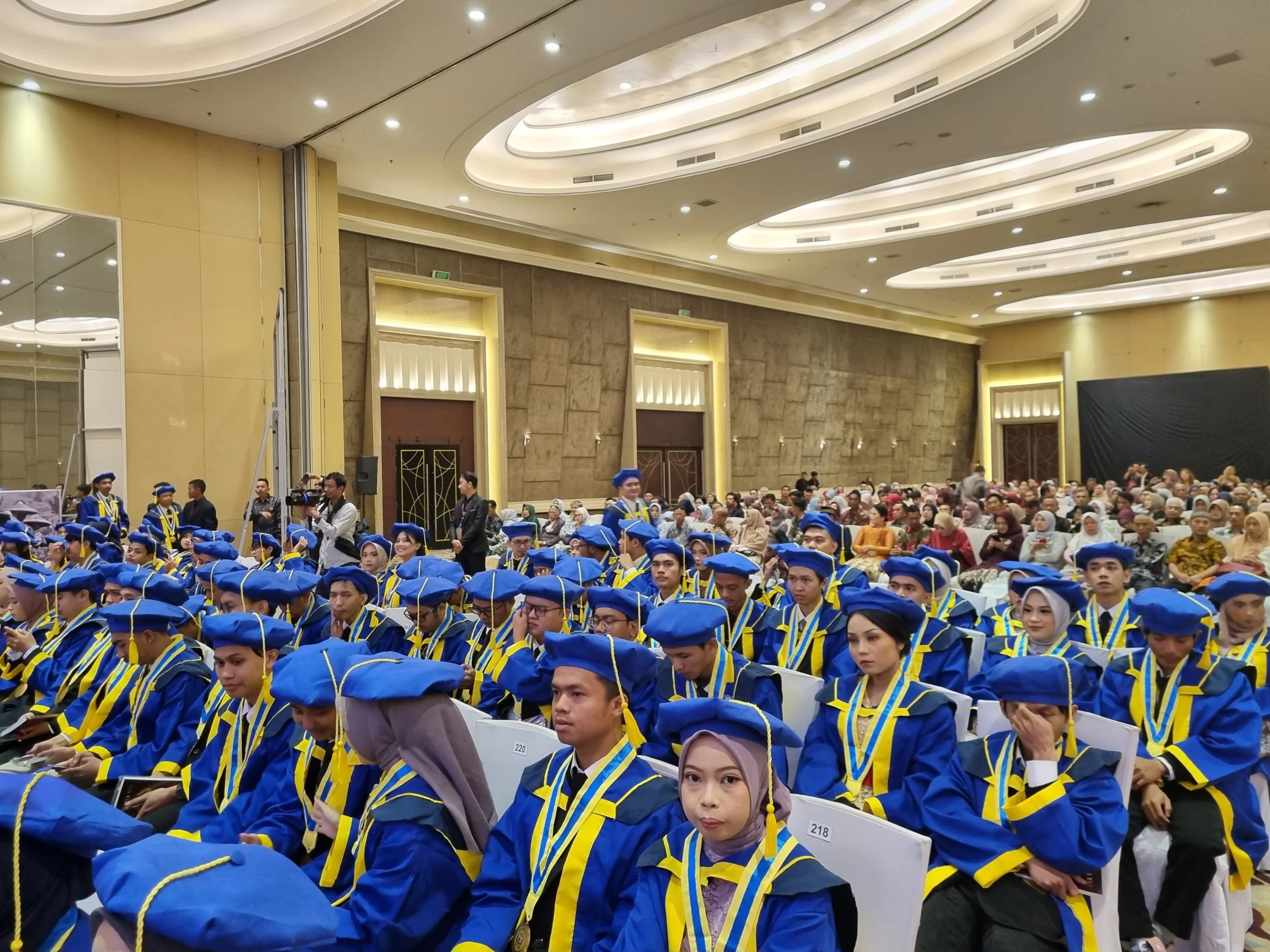 Gelar Wisuda 2024, Lulusan Terbaik UTB Siap Tembus Dunia Industri dan Teknologi