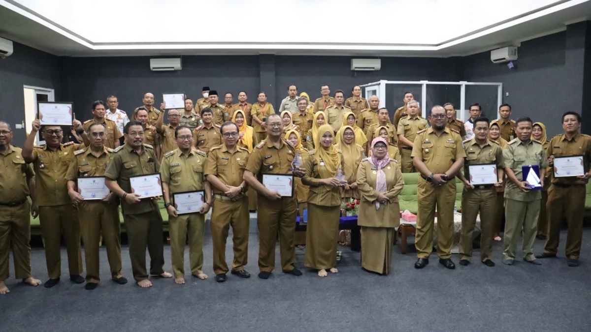 Pj Wali Kota Banjar Hj Ida Wahida Hidayati berfoto bersama jajaran usai menyerahkan penghargaan kepada OPD-OPD di Kota Banjar dalam rangka Hakordia, di ruang Dinas Perpustakaan Kota Banjar, Senin 2 Desember 2024. (Cecep Herdi/Jabar Ekspres)