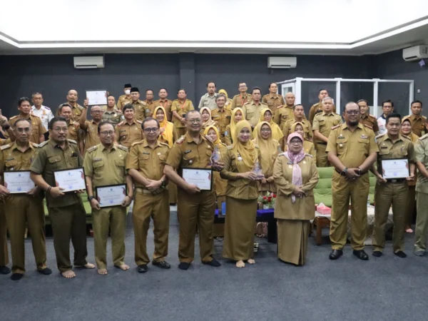 Pj Wali Kota Banjar Hj Ida Wahida Hidayati berfoto bersama jajaran usai menyerahkan penghargaan kepada OPD-OPD di Kota Banjar dalam rangka Hakordia, di ruang Dinas Perpustakaan Kota Banjar, Senin 2 Desember 2024. (Cecep Herdi/Jabar Ekspres)