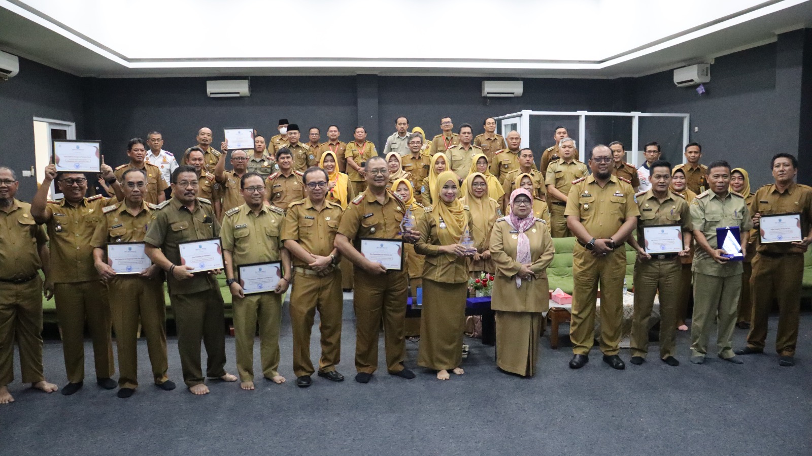 Pj Wali Kota Banjar Hj Ida Wahida Hidayati berfoto bersama jajaran usai menyerahkan penghargaan kepada OPD-OPD di Kota Banjar dalam rangka Hakordia, di ruang Dinas Perpustakaan Kota Banjar, Senin 2 Desember 2024. (Cecep Herdi/Jabar Ekspres)