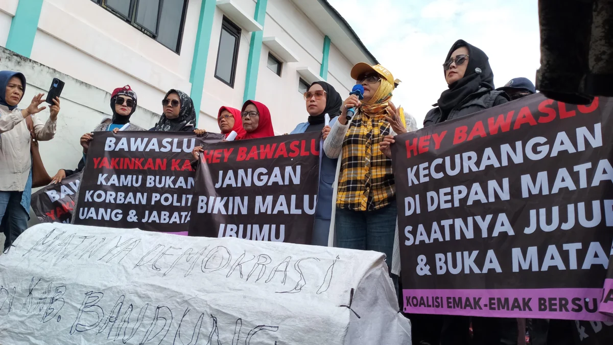 Ratusan emak-emak yang tergabung dalam Aliansi Rakyat Peduli Pemilu Bersih, Jujur, dan Adil Kabupaten Bandung menggelar aksi damai dengan mendatangi Kantor Badan Pengawas Pemilu (Bawaslu) Kabupaten Bandung di Soreang, Senin (2/12/2024). Foto Agi