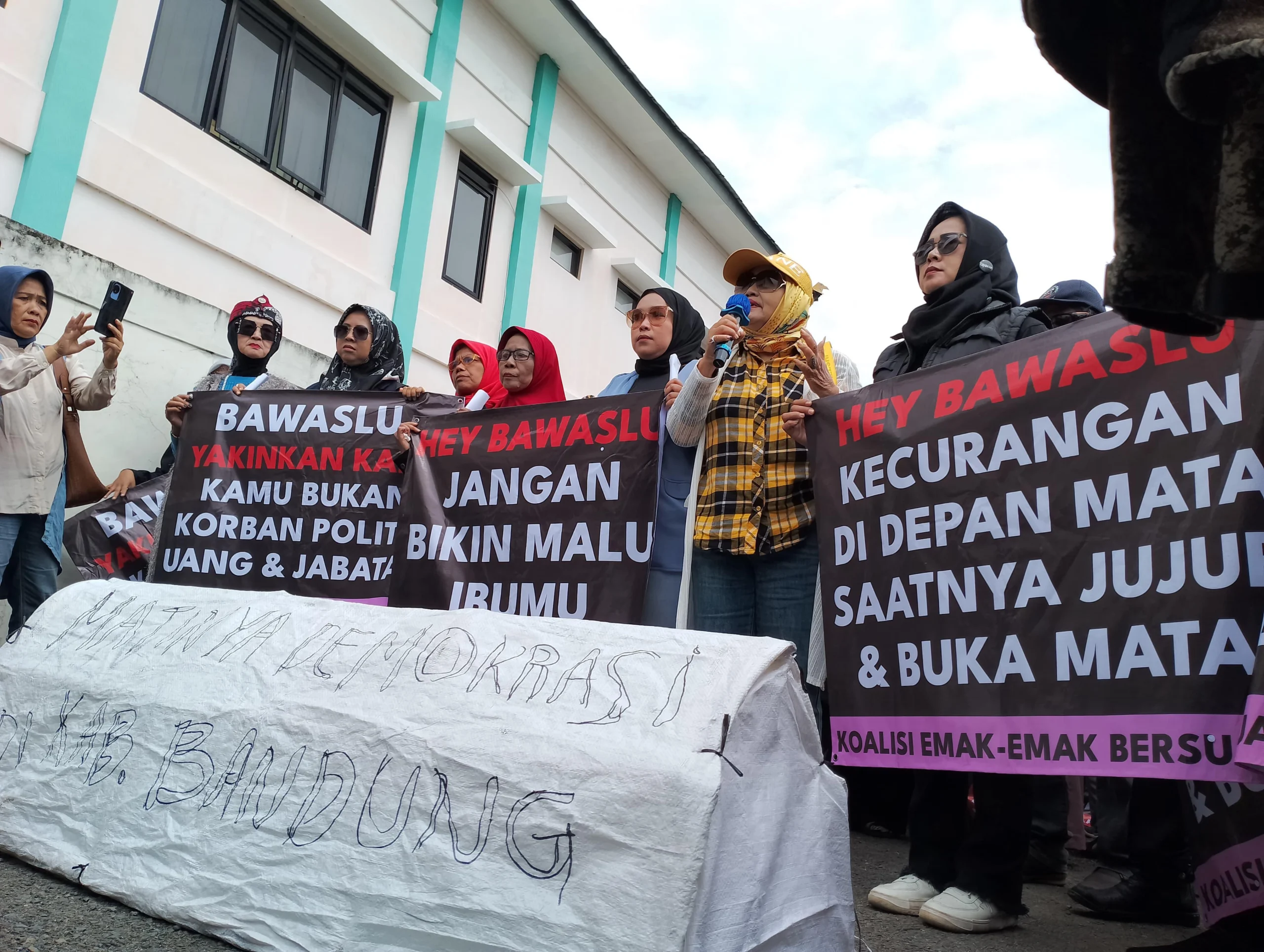 Ratusan emak-emak yang tergabung dalam Aliansi Rakyat Peduli Pemilu Bersih, Jujur, dan Adil Kabupaten Bandung menggelar aksi damai dengan mendatangi Kantor Badan Pengawas Pemilu (Bawaslu) Kabupaten Bandung di Soreang, Senin (2/12/2024). Foto Agi