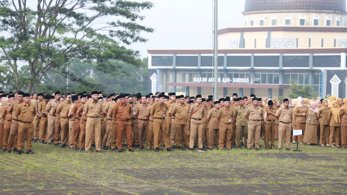 ASN Bandung Barat saat mengikuti apel gabungan di lapang Mekarsari, Kecamatan Ngamprah. Senin (2/11). Dok Jabar Ekspres