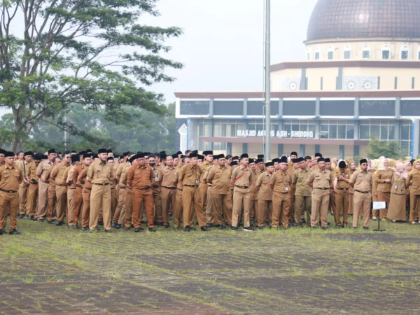 ASN Bandung Barat saat mengikuti apel gabungan di lapang Mekarsari, Kecamatan Ngamprah. Senin (2/11). Dok Jabar Ekspres