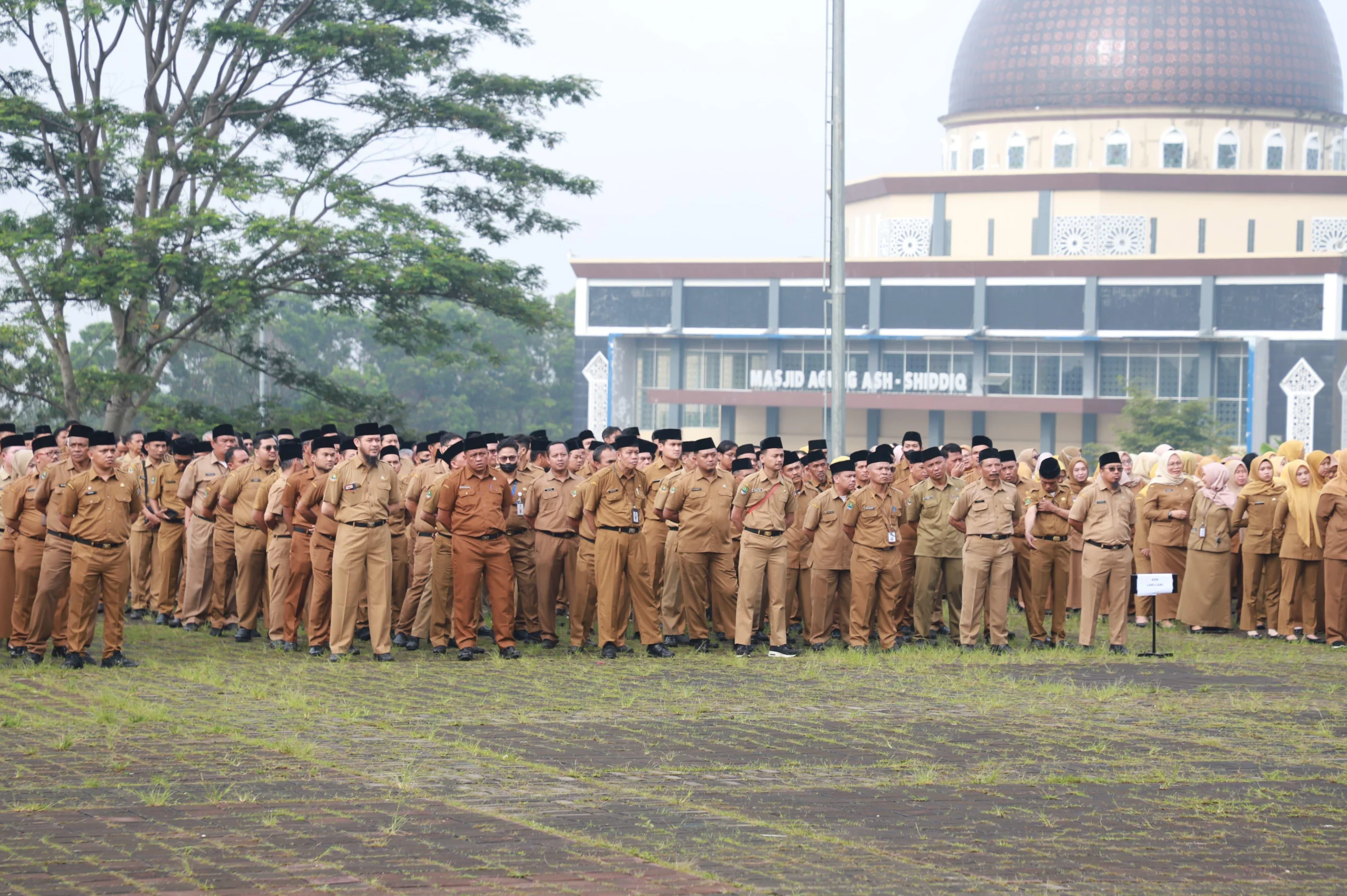 ASN Bandung Barat saat mengikuti apel gabungan di lapang Mekarsari, Kecamatan Ngamprah. Senin (2/11). Dok Jabar Ekspres