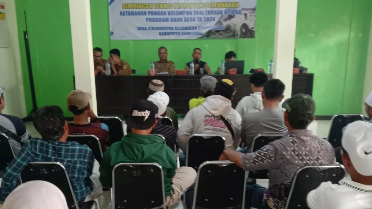 Sejumlah warga yang tergabung dalam kelompok ternak, tengah diberikan pelatihan oleh Pemdes Cikahuripan, Kecamatan Cimanggung, Kabupaten Sumedang melalui UPTD Pertanian dan Peternakan. (Jabar Ekspres)