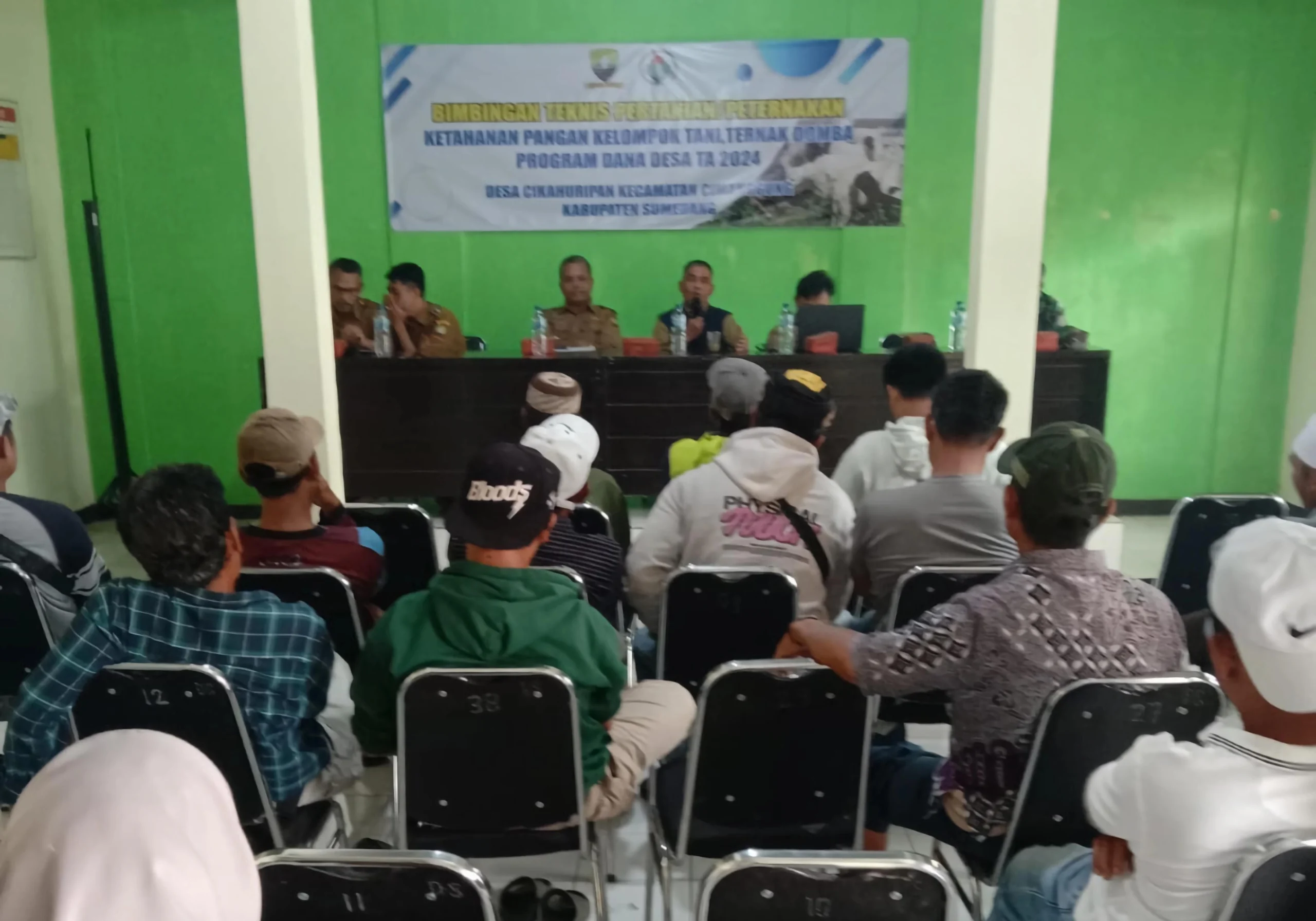 Sejumlah warga yang tergabung dalam kelompok ternak, tengah diberikan pelatihan oleh Pemdes Cikahuripan, Kecamatan Cimanggung, Kabupaten Sumedang melalui UPTD Pertanian dan Peternakan. (Jabar Ekspres)