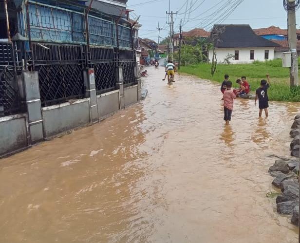 Sejumlah anak kecil tengah bermain di genangan air wilayah Desa Cihanjuang, Kecamatan Cimanggung, Kabupaten Sumedang. (Jabar Ekspres)