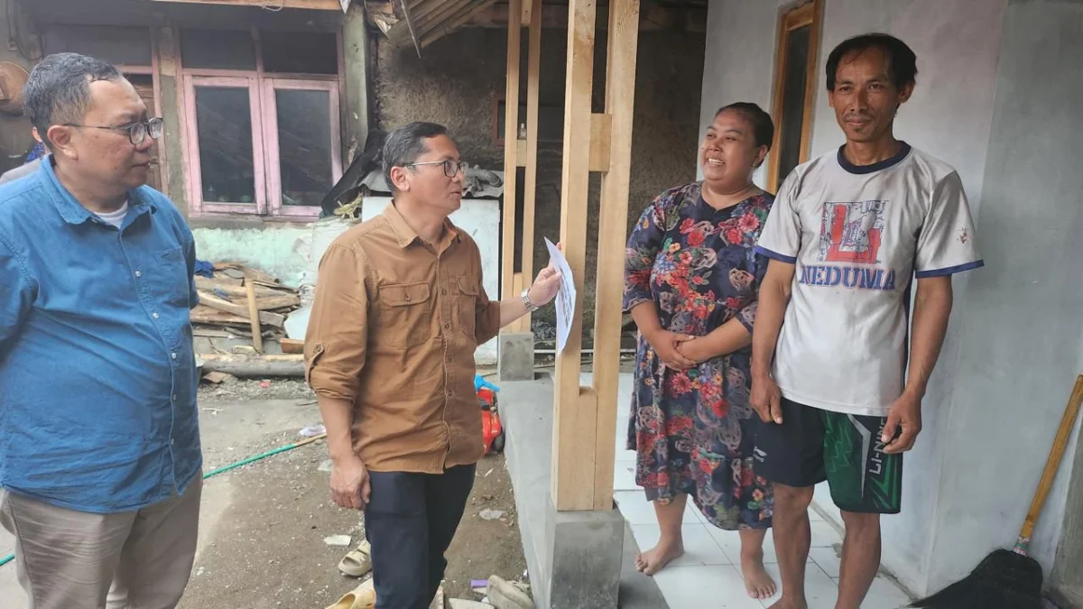 Kepala Disperkim Jabar Dr Indra Maha ST MT melaksanakan monitoring dan evaluasi program rumah tinggal layak huni yang berlokasi di Kelurahan Babakan Jawa Kecamatan Majalengka, baru-baru ini.