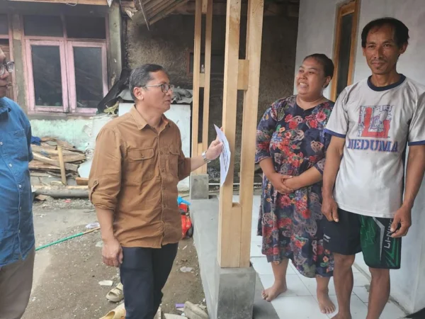 Kepala Disperkim Jabar Dr Indra Maha ST MT melaksanakan monitoring dan evaluasi program rumah tinggal layak huni yang berlokasi di Kelurahan Babakan Jawa Kecamatan Majalengka, baru-baru ini.