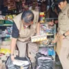 Ist. Petugas saat Merazia Rokok Ilegal yang Masih Dijual di Sejumlah Warung di Cimahi (mong)