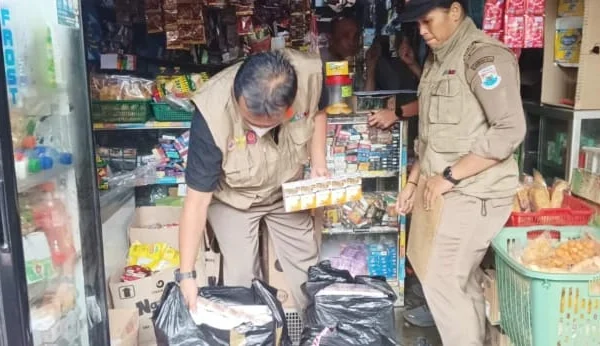 Ist. Petugas saat Merazia Rokok Ilegal yang Masih Dijual di Sejumlah Warung di Cimahi (mong)