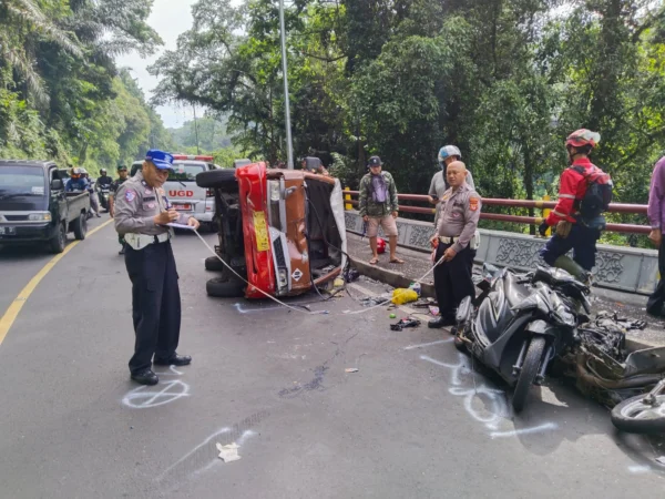 Peristiwa kecelakaan lalu lintas di Jalan Raya Cirebon-Bandung, tepatnya di ruas Jalan Raya Cadas Pangeran, wilayah Dusun Jelekong RT04 RW11, Desa Cigendel, Kecamatan Pamulihan, Kabupaten Sumedang pada Kamis, 5 Desember 2024.