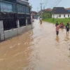 Ilustrasi: Sejumlah anak kecil tengah bermain di genangan air wilayah Desa Cihanjuang, Kecamatan Cimanggung, Kabupaten Sumedang. (Jabar Ekspres)