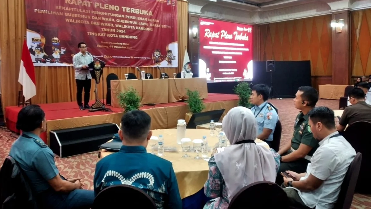 Ketua KPU Kota Bandung Khoirul Anam saat membuka pleno rekapitulasi, Rabu (4/12).