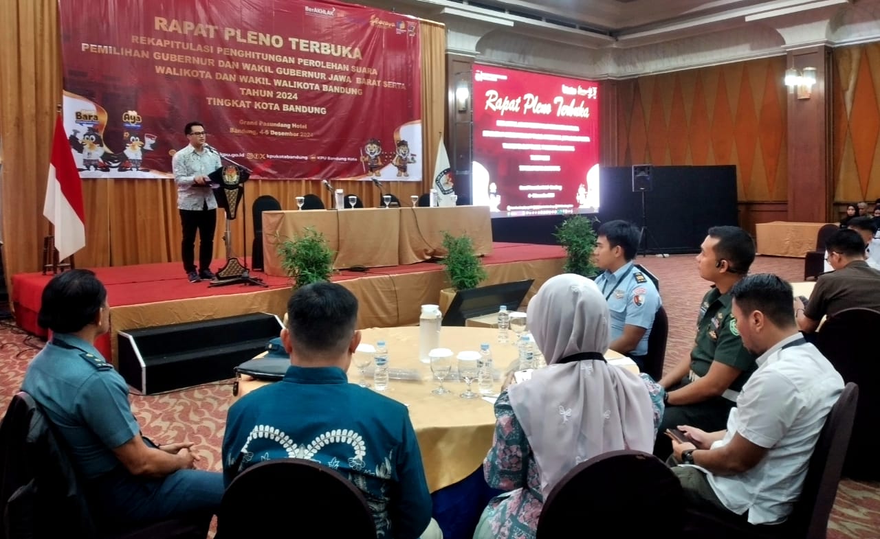 Ketua KPU Kota Bandung Khoirul Anam saat membuka pleno rekapitulasi, Rabu (4/12).