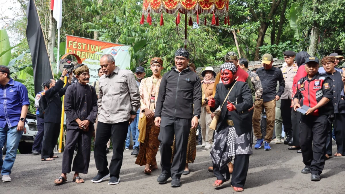 Pj Wali Kota Cimahi, Dicky Saromi bersama Ketua DPRD Kota Cimahi, Wahyu Widyatmoko saat tiba di Kampung Adat Cireundeu (mong)