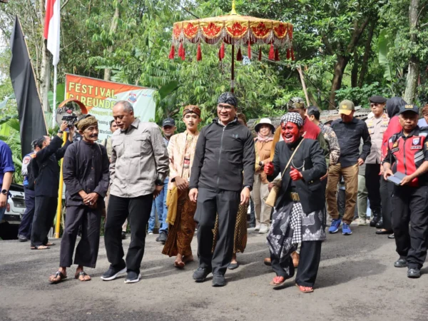 Pj Wali Kota Cimahi, Dicky Saromi bersama Ketua DPRD Kota Cimahi, Wahyu Widyatmoko saat tiba di Kampung Adat Cireundeu (mong)