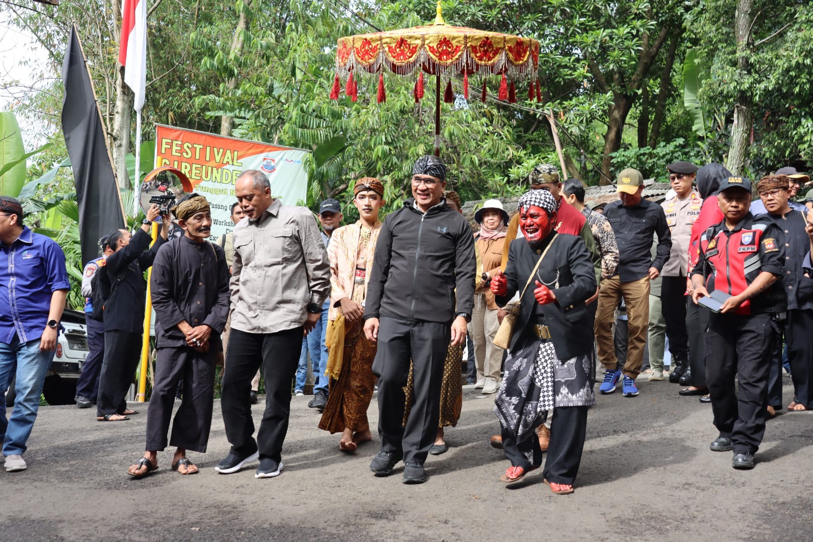 Pj Wali Kota Cimahi, Dicky Saromi bersama Ketua DPRD Kota Cimahi, Wahyu Widyatmoko saat tiba di Kampung Adat Cireundeu (mong)