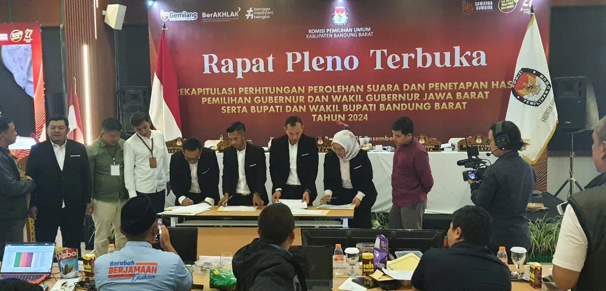 Suasana rapat Pleno rekapitulasi suara tingkat kabupaten yang digelar KPU KBB di Kampung Legok Resort, Kecamatan Lembang. Kamis (5/12). Dok Jabar Ekspres