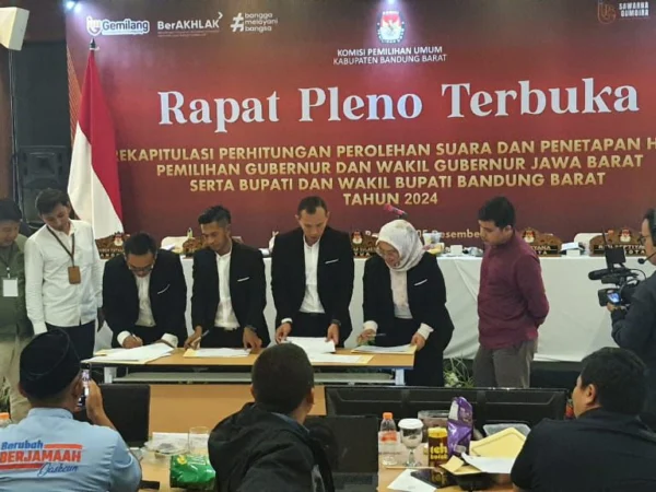 Suasana rapat Pleno rekapitulasi suara tingkat kabupaten yang digelar KPU KBB di Kampung Legok Resort, Kecamatan Lembang. Kamis (5/12). Dok Jabar Ekspres