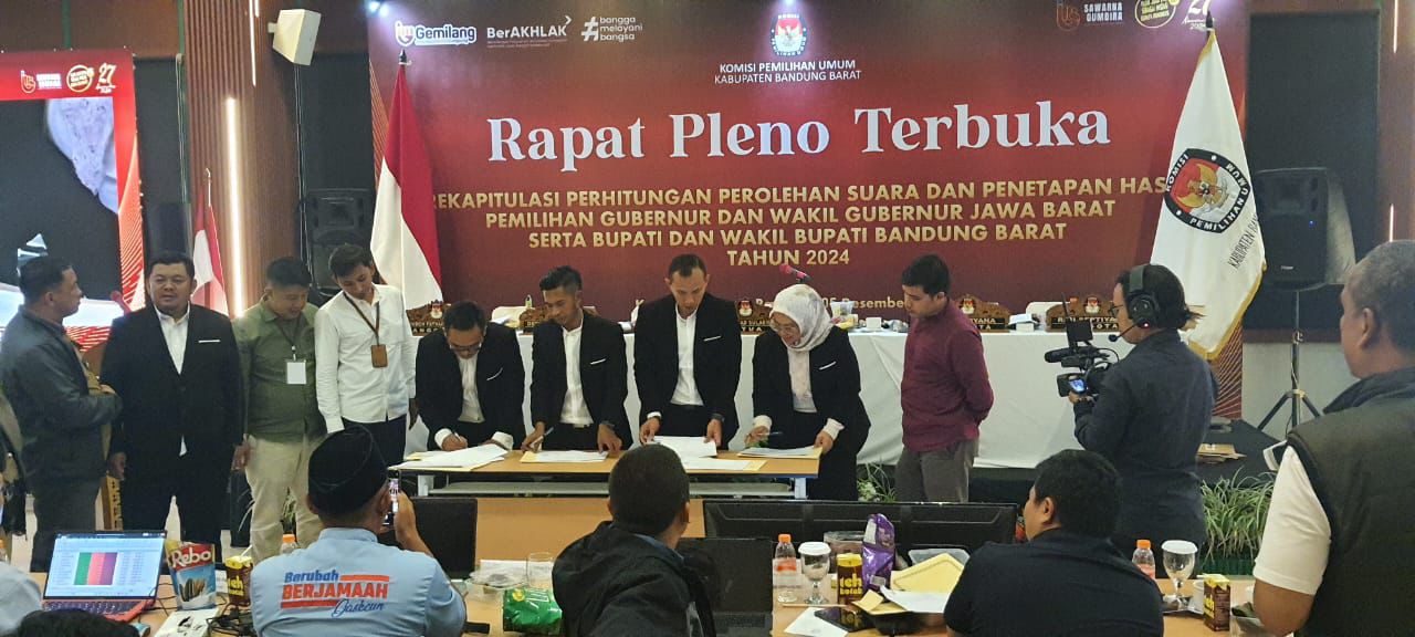 Suasana rapat Pleno rekapitulasi suara tingkat kabupaten yang digelar KPU KBB di Kampung Legok Resort, Kecamatan Lembang. Kamis (5/12). Dok Jabar Ekspres