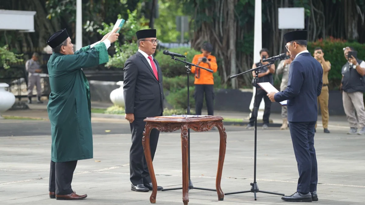 Pj Wali Kota Bogor, Hery Antasari saat melantik Pj Sekda Kota Bogor, Hanafi. (Foto: Diskominfo Kota Bogor)