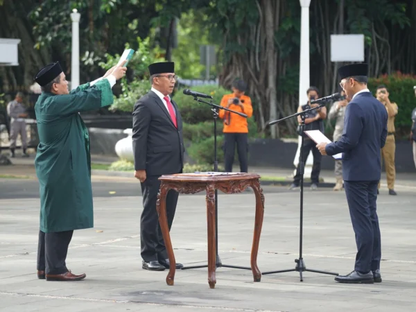 Pj Wali Kota Bogor, Hery Antasari saat melantik Pj Sekda Kota Bogor, Hanafi. (Foto: Diskominfo Kota Bogor)