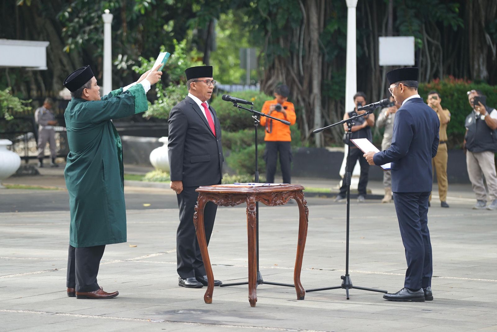 Pj Wali Kota Bogor, Hery Antasari saat melantik Pj Sekda Kota Bogor, Hanafi. (Foto: Diskominfo Kota Bogor)