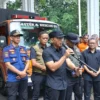 Pj Wali Kota Bogor Hery Antasari bersama jajaran saat melepas rombongan pengiriman bantuan kemanusiaan untuk korban banjir Sukabumi, di Plaza Balai Kota Bogor, Kamis (5/11). (Yudha Prananda / Jabar Ekspres)