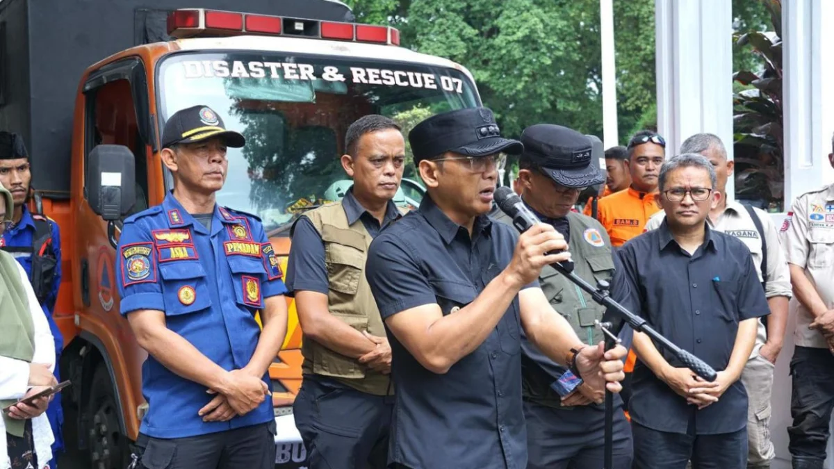 Pj Wali Kota Bogor Hery Antasari bersama jajaran saat melepas rombongan pengiriman bantuan kemanusiaan untuk korban banjir Sukabumi, di Plaza Balai Kota Bogor, Kamis (5/11). (Yudha Prananda / Jabar Ekspres)