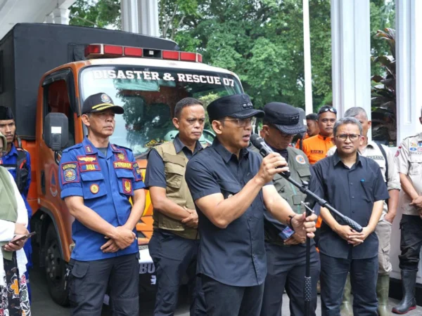 Pj Wali Kota Bogor Hery Antasari bersama jajaran saat melepas rombongan pengiriman bantuan kemanusiaan untuk korban banjir Sukabumi, di Plaza Balai Kota Bogor, Kamis (5/11). (Yudha Prananda / Jabar Ekspres)