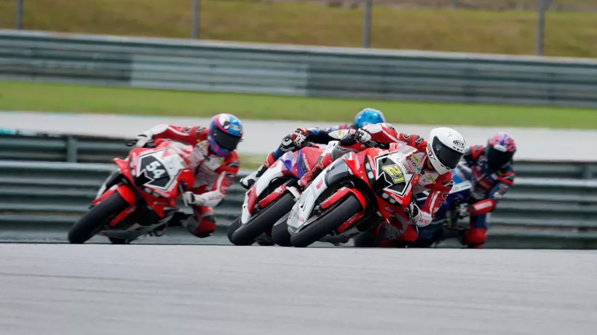 Para pembalap AHRT menunjukan dominasinya di AP250 pada ARRC 2024. (foto/ Astra Honda Racing Team)