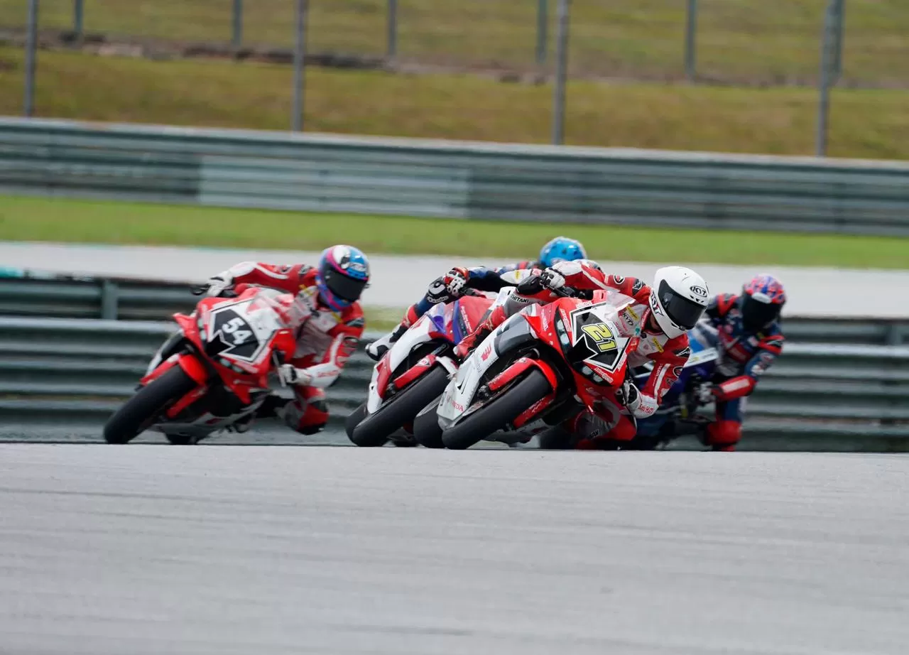 Para pembalap AHRT menunjukan dominasinya di AP250 pada ARRC 2024. (foto/ Astra Honda Racing Team)